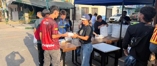 Entrega de comida a vecinos en Barrio Providencia, Pereira.
