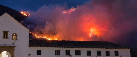 ¡Alarma en Villa de Leyva! Voraz incendio fuera de control amenaza el cerro San Marcos