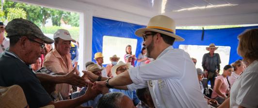 El presidente Abelardo de la Espriella destina su primer salario a dos hogares que cuidan a personas mayores