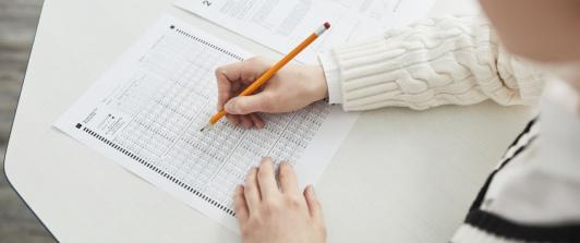 PISA 2025: Colombia retrocede en lectura y se estanca en matemáticas, lejos de la OCDE 