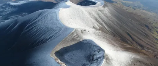 Volcán Puracé sigue en alerta naranja por sismos y columnas de ceniza