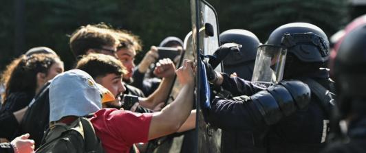 Protestas en Francia: autoridades niegan que la policía tenga órdenes de enfrentarse a estudiantes.