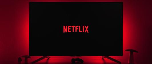 Caen acciones de Netflix en Wall Street por visualizaciones de usuarios