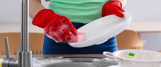 Airbnb prohíbe exigir a los huéspedes lavar los platos o sacar la basura antes de dejar el alojamiento
