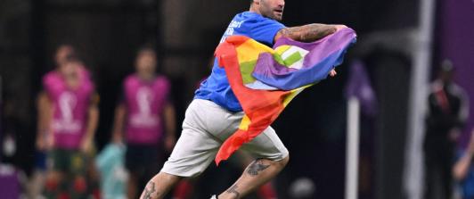 ¿Que-paso-con-el-hincha-que-invadio-la-cancha-con-una-bandera-LGBT.jpg