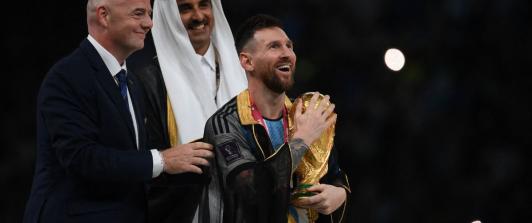 ¿Que-significa-la-tunica-que-le-pusieron-a-Messi-en-la-final-de-Qatar-2022.jpg