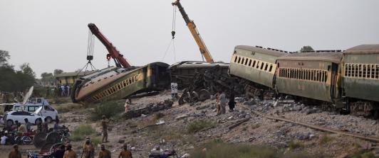 Accidente-de-tren-en-Pakistan.-Foto_-AFP.jpg