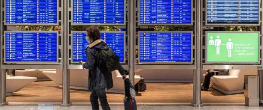 Aeropuerto_persona_mascarilla.jpg