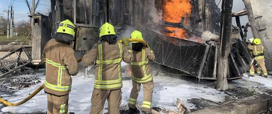 Bomberos-atienden-incendio-en-infraestructura-electrica-en-Ucrania.jpg
