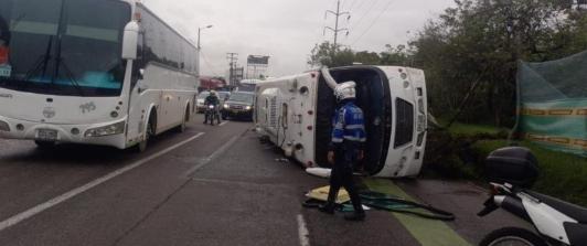 Bus-en-la-autopista.jpg