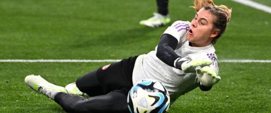 Catalina-Perez-portera-de-la-seleccion-colombia-femenina-atajando-un-balon.jpg