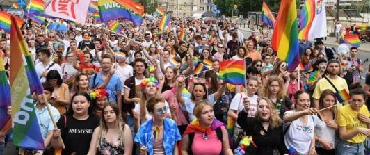 Comunidad-LGTBQ-miles-de-personas-en-Polonia-salieron-a-mostrar-su-apoyo.jpg