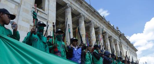 En-formacion-‘militar-y-con-palos-llego-la-Guardia-Indigena-al-Congreso-mientras-se-discutia-el-PND.Foto_-Colprensa..jpg