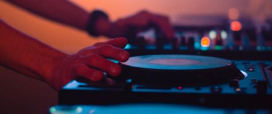 Estas-son-las-nuevas-tendencias-del-lenguaje-en-la-musica-urbana-1.jpg