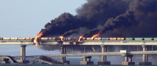 Explosion-destruye-parte-del-puente-de-Crimea.jpg