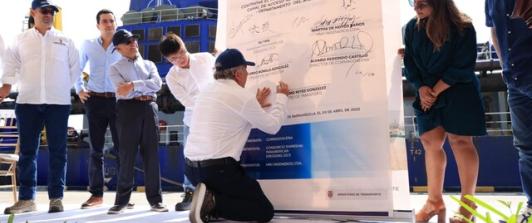 Firma-protocolaria-del-contrato-de-multi-dragado-para-el-canal-de-acceso-al-Puerto-de-Barranquilla-Foto-Cortesia-Mintransporte.jpg