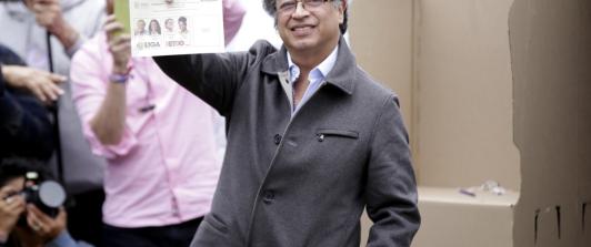 Gustavo-Petro-voto.jpg