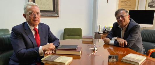 Gustavo-Petro-y-Alvaro-Uribe.jpg