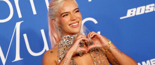Karol-G-primera-latina-en-recibir-el-premio-a-la-Mujer-del-Ano.jpg