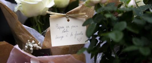 Ofrenda-floral-en-Paris-por-muerte-de-la-nina-Lola.jpg
