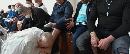 Papa-francisco-lava-pies-de-presos-foto-Colprensa.jpg