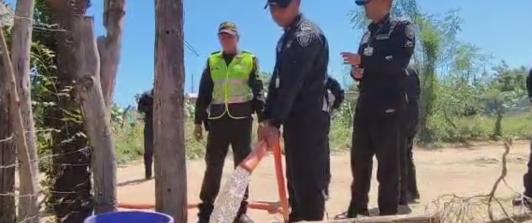 Policia-Nacional-entrego-7.000-litros-de-agua-potable-en-La-Guajira.jpg