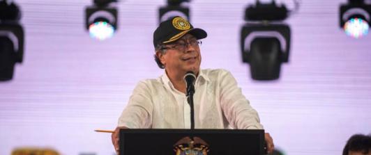 Presidente-Gustavo-Petro-sobre-galeon-de-San-Jose.jpg