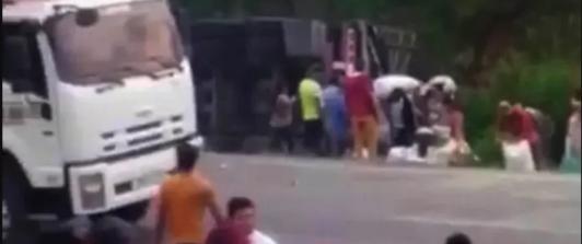 Saquearon-tractomula-cargada-de-maiz-que-sufrio-accidente-en-Magdalena.jpg