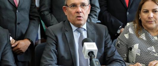 Senador_Efrain_Cepeda_al_radicar_la_iniciativa_que_favoreceria_a_Puerto_Colombia.jpg