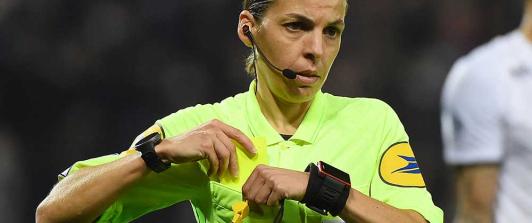 Stephanie-Frappar-primer-arbitra-central-en-un-mundial.jpg