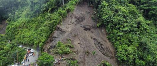 Tragedia-en-Risaralda-Bus-sepultado-cubria-la-ruta-Cali-Condoto.jpg