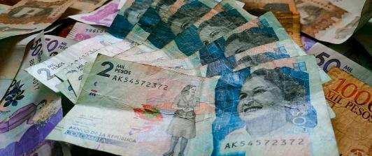 dinero-colombiano-salario-minimo.jpg