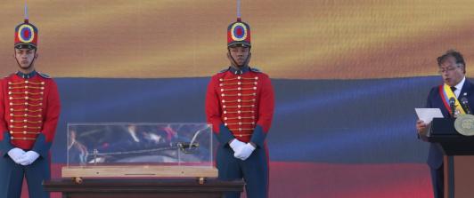 gustavo-petro-espada-de-bolivar-1.jpg