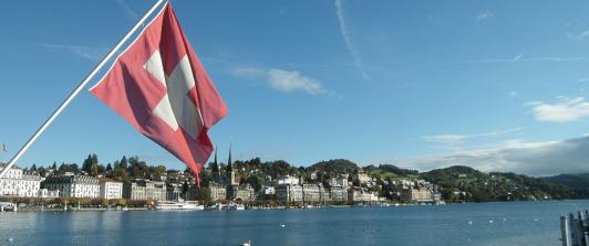 suiza-bandera-lago.jpg
