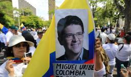 Foto de Miguel Uribe en una marcha.