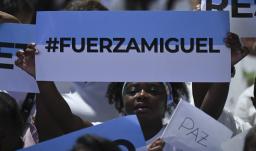 Persona con cartel en apoyo a Miguel Uribe.