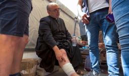 Párroco argentino resulta herido en bombardeo a la única iglesia católica de Gaza