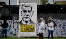 Muro con la imagen de Álvaro Uribe.