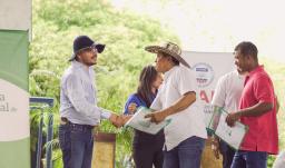 Avanza en la Reforma Agraria con entrega de tierras a comunidades desplazadas