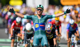 Jonathan Milan ganó la etapa 17 del Tour y conservó el maillot de los puntos