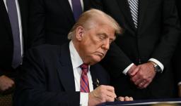 Trump cae en las encuestas sobre política de migración. / Foto: AFP.