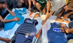 La gente llora los cuerpos de los periodistas palestinos Moaz Abu Taha (izq.), el fotoperiodista Hussam al-Masri, contratista de Reuters, (centro), y el fotoperiodista de Al-Jazeera Mohamed Salama, (der.), que murieron en un ataque israelí contra el hospital Nasser en Khan Yunis, en el sur de la Franja de Gaza.