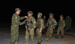 comandante de las Fuerzas Armadas de Colombia, almirante Francisco Cubides, estrecha la mano a soldados del ejército tras su liberación en San José del Guaviare.
