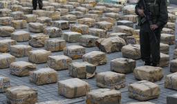 Policía custodia cargamento de marihuana decomisado.