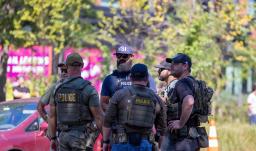 La policía metropolitana de Washington D. C., agentes del ICE y del HSI establecen un control de carretera y comprueban si los conductores han cometido infracciones en Georgia Avenue.