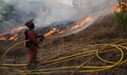 Un miembro de la Unidad Militar de Emergencias (UME) de España combate un incendio forestal en Garano, al noroeste de España.