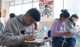 Estudiantes presentando la prueba del ICFES.