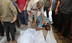 Un palestino llora sobre los cuerpos cubiertos con sábanas de sus familiares, muertos en un ataque israelí contra una panadería improvisada instalada en una tienda de campaña en la calle Al-Nassr, en la ciudad de Gaza.