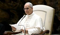 El papa León XIV pronuncia su discurso durante la audiencia general en la Sala Pablo VI del Vaticano.