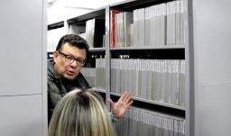 Gerente Hollman Morris con el archivo de la HJCK.